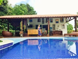 Mulher na varanda de uma casa recém constuída