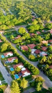 Vista de cima de um terreno com casas em meio a natureza