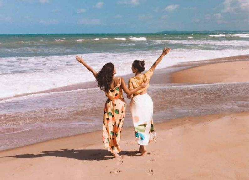 Amigas caminhando felizes na praia da pipa