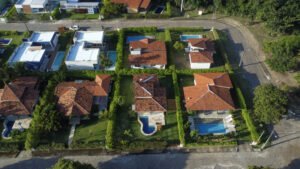 Vista de cima de um condomínio praia de pipa