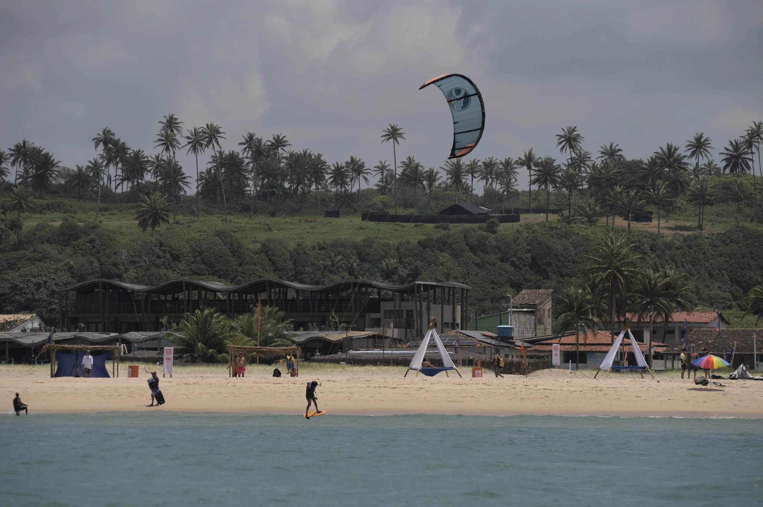 Vista da praia com atividades sendo praticadas