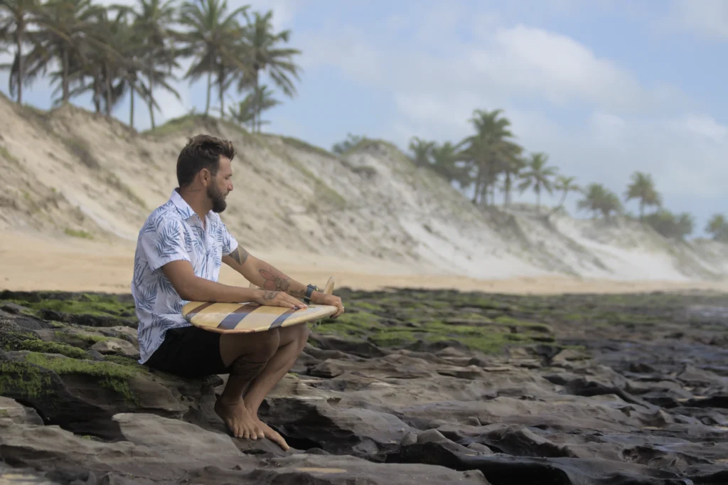 Pessoa aproveitando a praia da Pipa