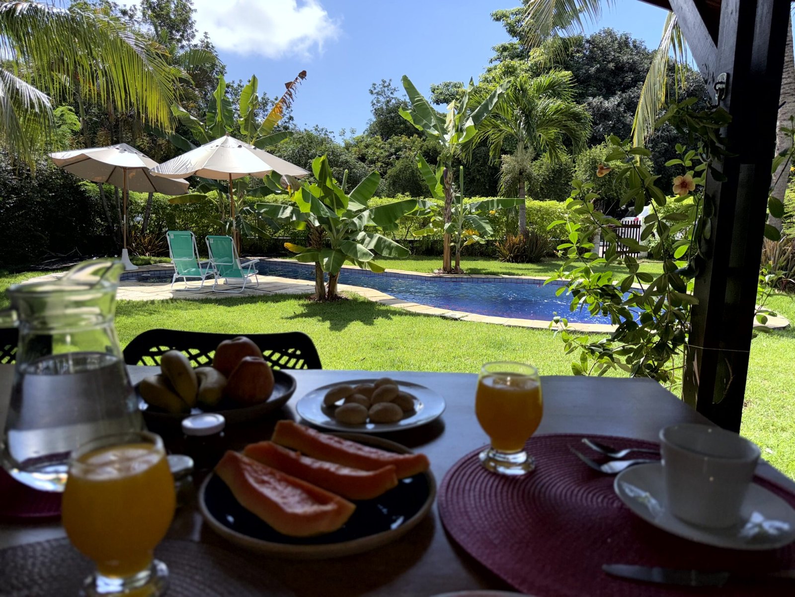 Area comum de casa na praia sendo utilizada para refeição