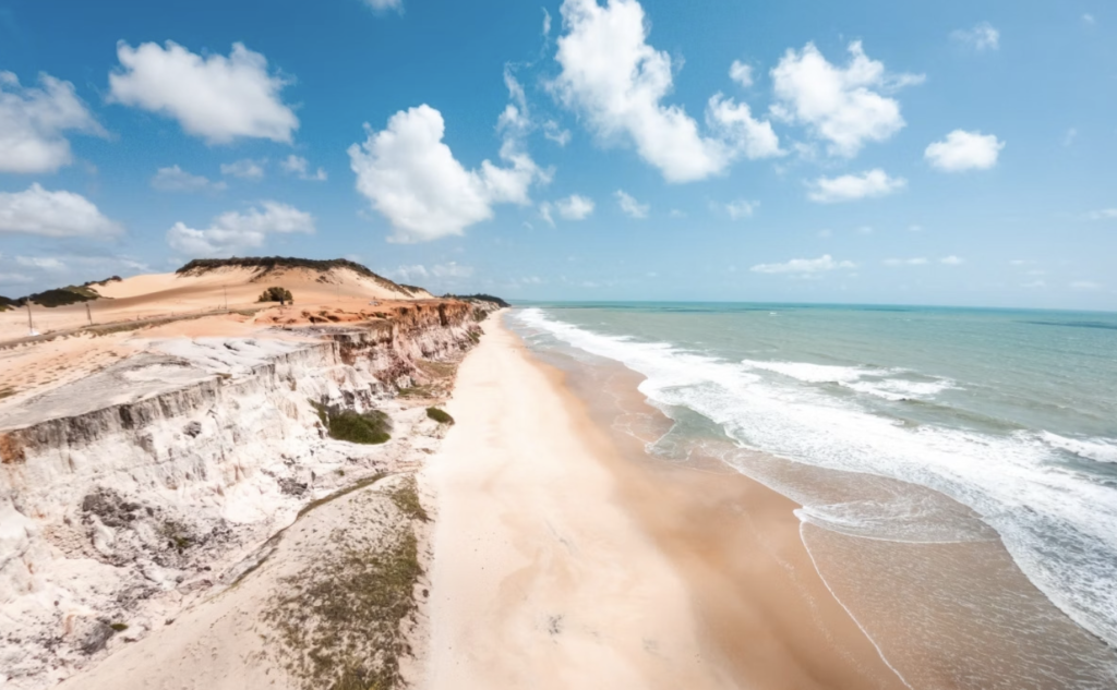Praia de Cacimbinhas com falésias e vegetação preservada
